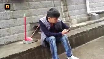 女孩尿裤子视频,女孩不慎尿裤子，温馨画面引网友热议